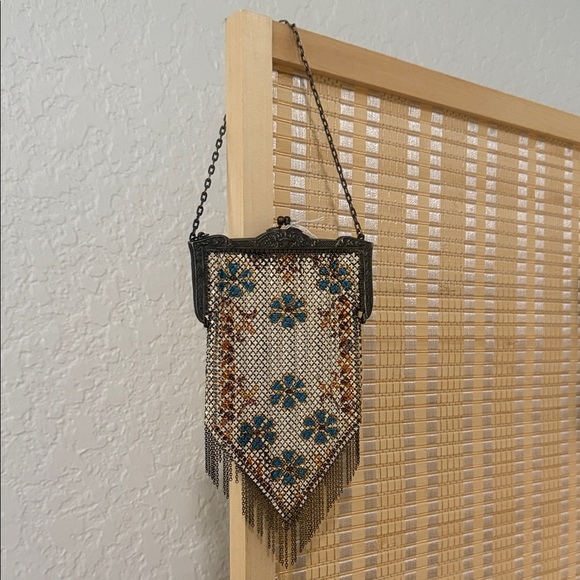 Vintage Handbags - Vintage Art Deco Metal Mesh Purse w/Silvertone